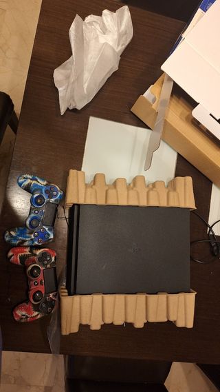 PS4 Slim 1TB Negra + colección de juegos