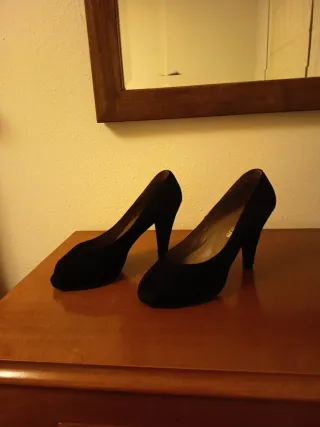 Zapatos de tacón negros peep toe