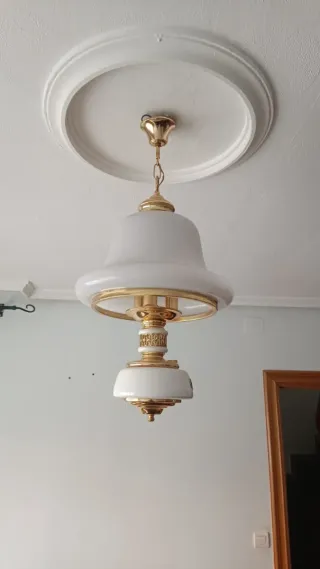 Lámpara de techo dorada y blanca