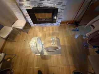 Mesa de salón de cristal y madera