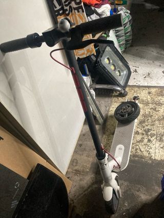Patinete eléctrico blanco Xiaomi sin cargador