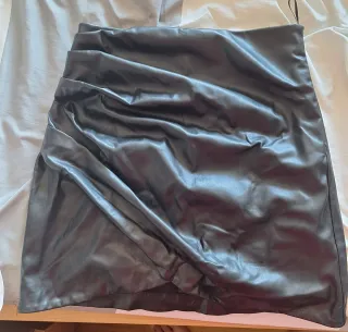 Falda Zara Cuero Negra Talla M perfecto estado