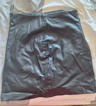 Falda Zara Cuero Negra Talla M perfecto estado