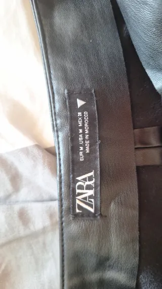 Falda Zara Cuero Negra Talla M perfecto estado