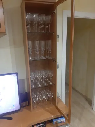 Vitrina de madera y cristal para copas