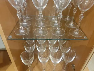Vitrina de madera y cristal para copas