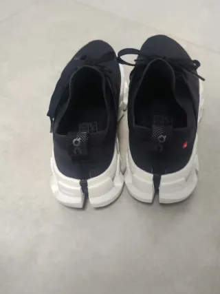 Zapatillas deportivas negras y blancas