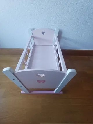 Cuna de madera rosa y blanca con corazón