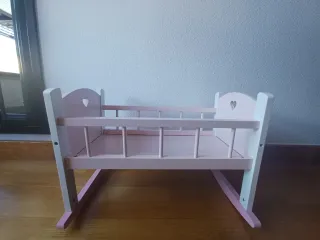 Cuna de madera rosa y blanca con corazón