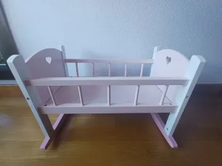 Cuna de madera rosa y blanca con corazón