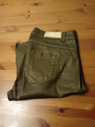Pantalón efecto piel brillante verde y otro morado