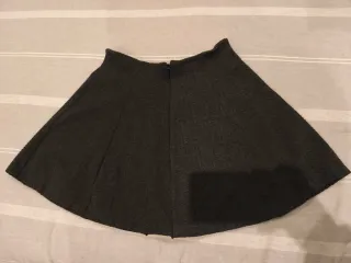Falda gris