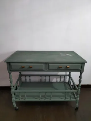 Mueble auxiliar verde con detalles dorados