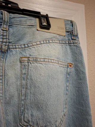 Pantalones vaqueros anchos desgastados
