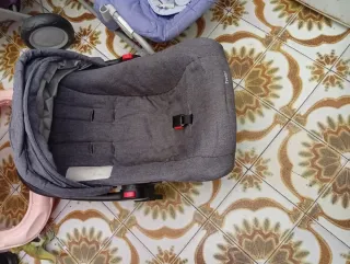 Silla de coche gris sin cintura