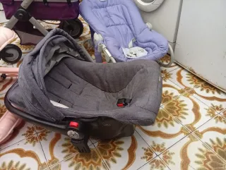 Silla de coche gris sin cintura