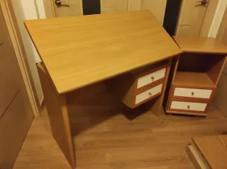 Pupitre Escritorio y mesilla de madera.
