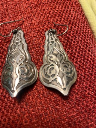 Pendientes largos plateados con diseño