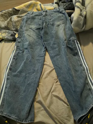 Jeans de pierna acampanada con rayas