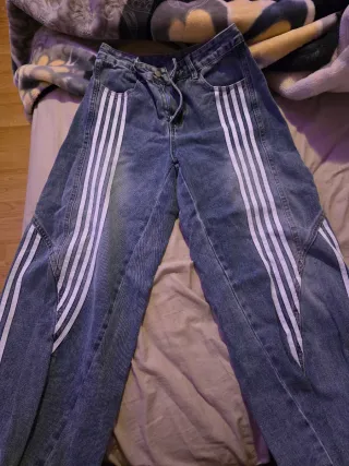 Jeans de pierna acampanada con rayas