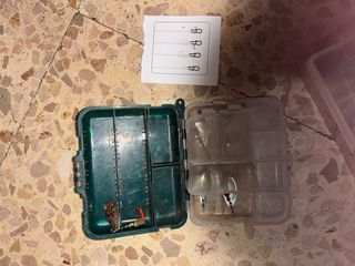 Cañas de pescar carretes y señuelos