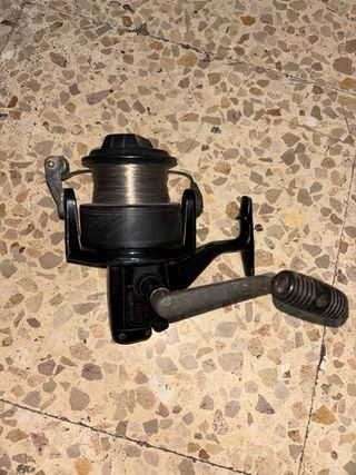 Cañas de pescar carretes y señuelos