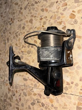 Cañas de pescar carretes y señuelos