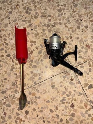 Cañas de pescar carretes y señuelos
