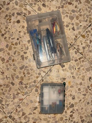 Cañas de pescar carretes y señuelos