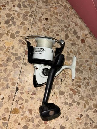 Cañas de pescar carretes y señuelos