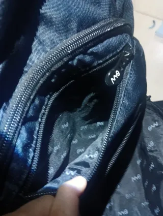 Mochila negra con logo OW