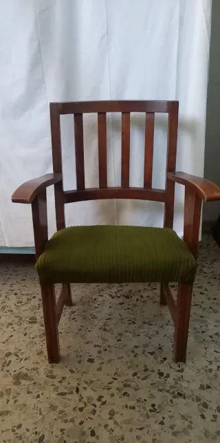 Silla antigua de madera y tapizado verde