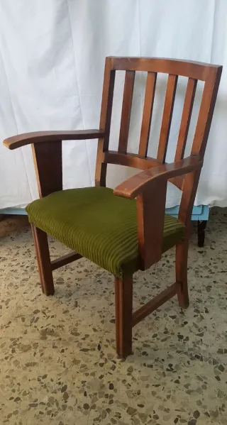 Silla antigua de madera y tapizado verde