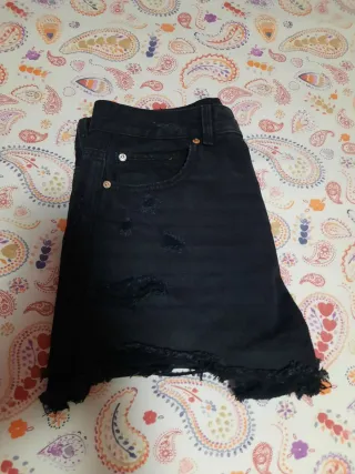 Pantalón corto vaquero de color negro