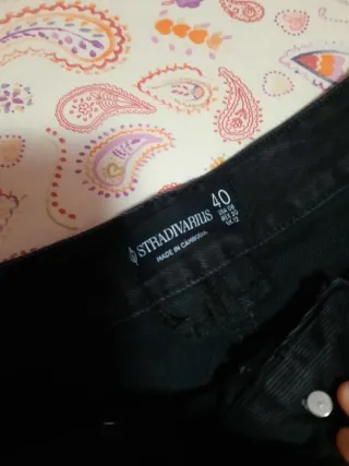 Pantalón corto vaquero de color negro