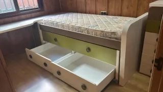 Cama con escritorio y cajones