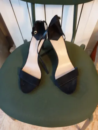 Tacones negros de tiras