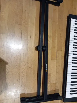 Teclado Yamaha con soporte y cargador