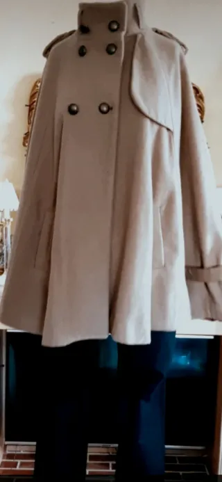 Abrigo Capa Stradivarius marrón Beige Talla Única