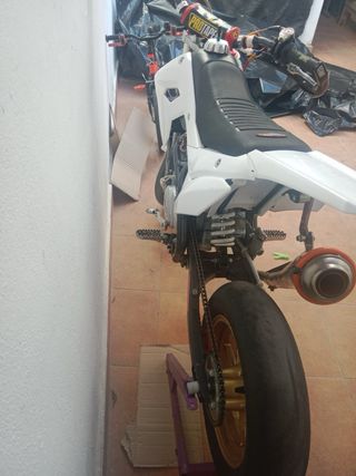 Moto de cross/supermotard blanca