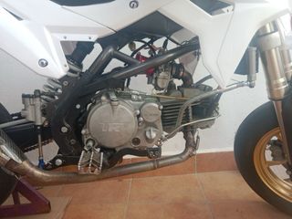 Moto de cross/supermotard blanca