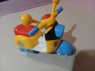 Vespetta giocattolo gialla e blu