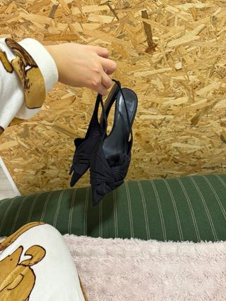 Sandalias tacón kitten punta lazo Mango negras