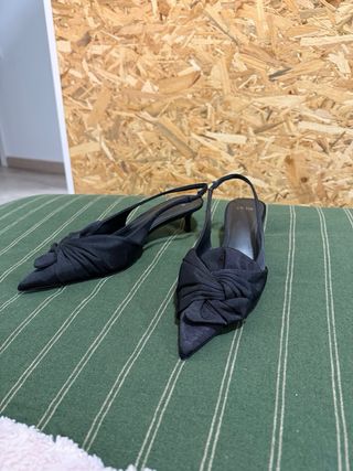 Sandalias tacón kitten punta lazo Mango negras