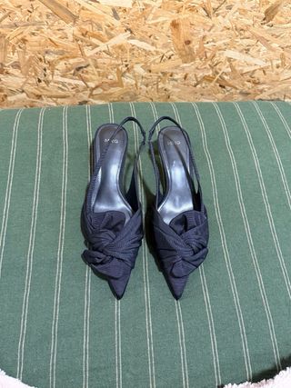 Sandalias tacón kitten punta lazo Mango negras