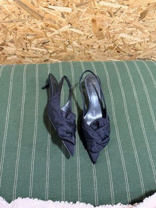 Sandalias tacón kitten punta lazo Mango negras