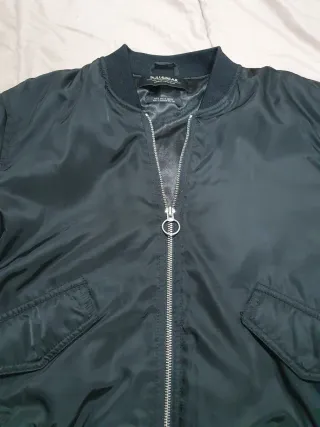 Chaqueta bomber Pull and Bear negra