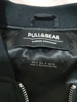 Chaqueta bomber Pull and Bear negra