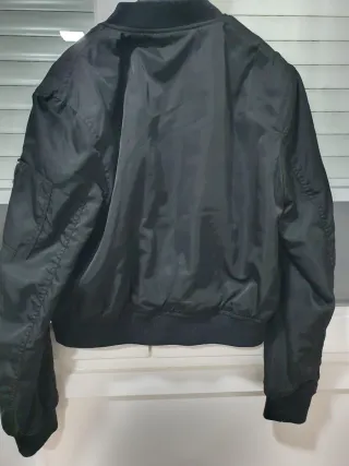 Chaqueta bomber Pull and Bear negra