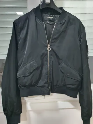 Chaqueta bomber Pull and Bear negra